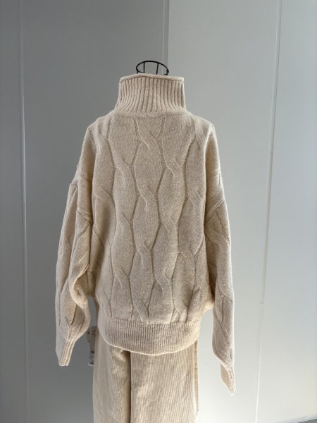 画像9: ケーブル地柄 ハイネック ニット (9)